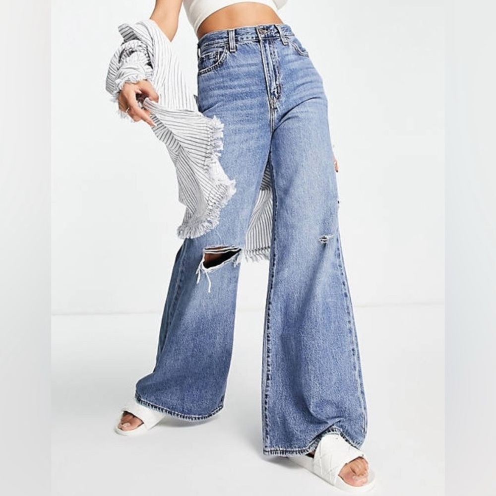 NWT Levi’s High Loose Flare Jean